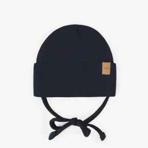 Chapeau marine d’extérieur avec cordons en tricot côtelé, bébé || Navy outdoor hat with cords in ribbed knit, baby