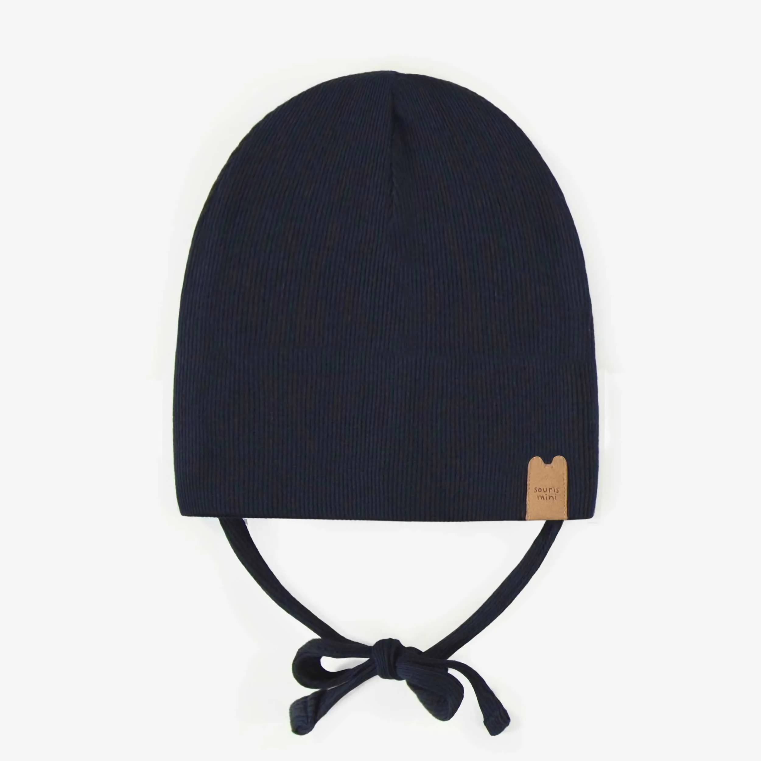 Chapeau marine d’extérieur avec cordons en tricot côtelé, bébé || Navy outdoor hat with cords in ribbed knit, baby