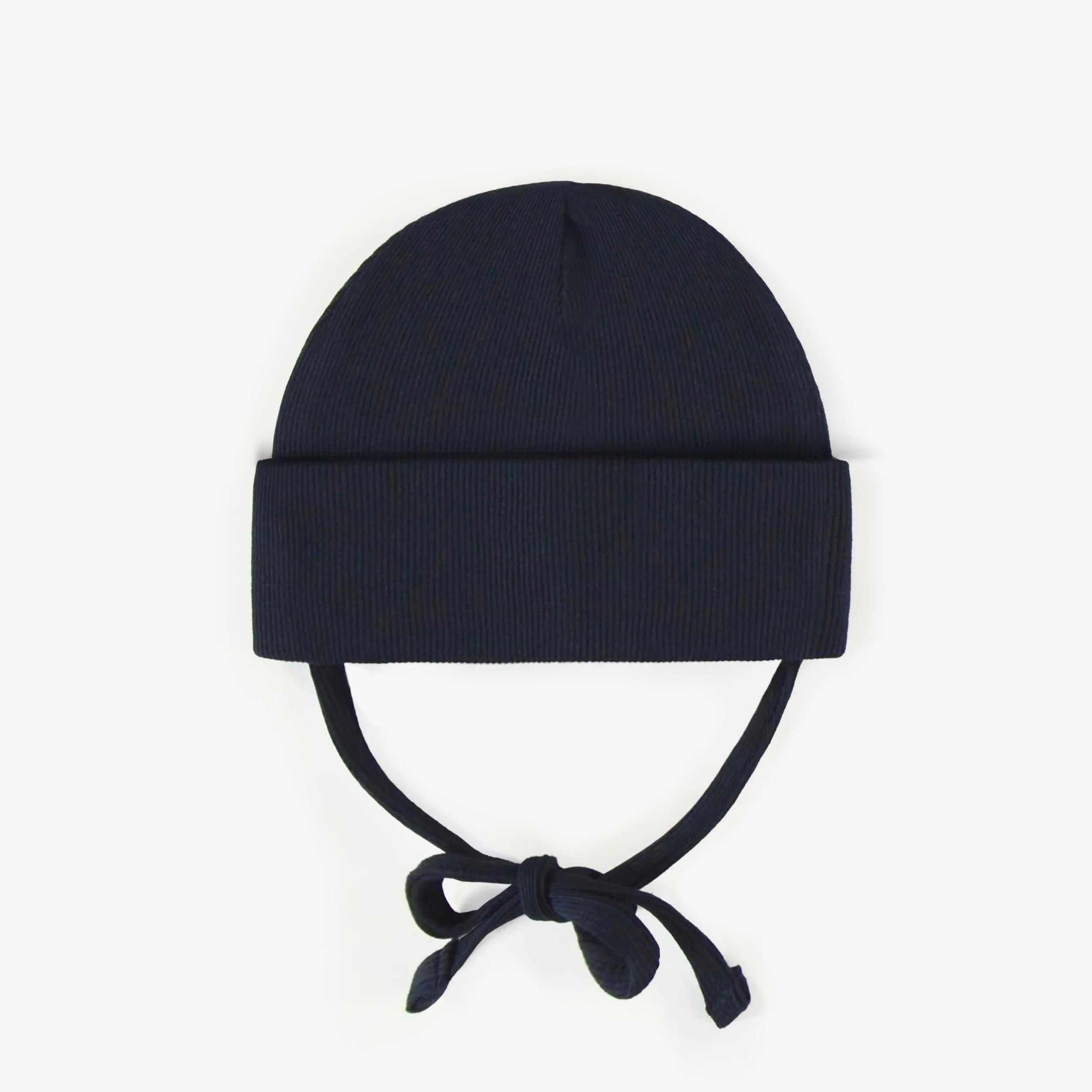 Chapeau marine d’extérieur avec cordons en tricot côtelé, bébé || Navy outdoor hat with cords in ribbed knit, baby
